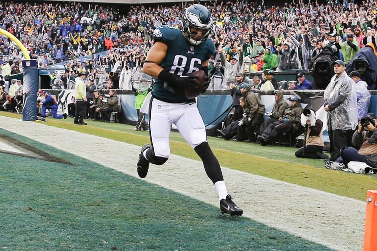 Eagles tight end Zach Ertz catches a second-quarter touchdown against the San Fransisco 49ers on Sunday.