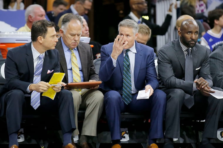 Billy Lange (left), on the Sixers bench during a 2017 game.