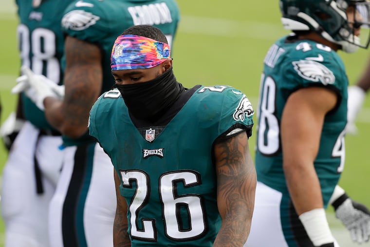 Miles Sanders stayed on the Eagles' sideline after suffering a knee injury in Sunday's game.