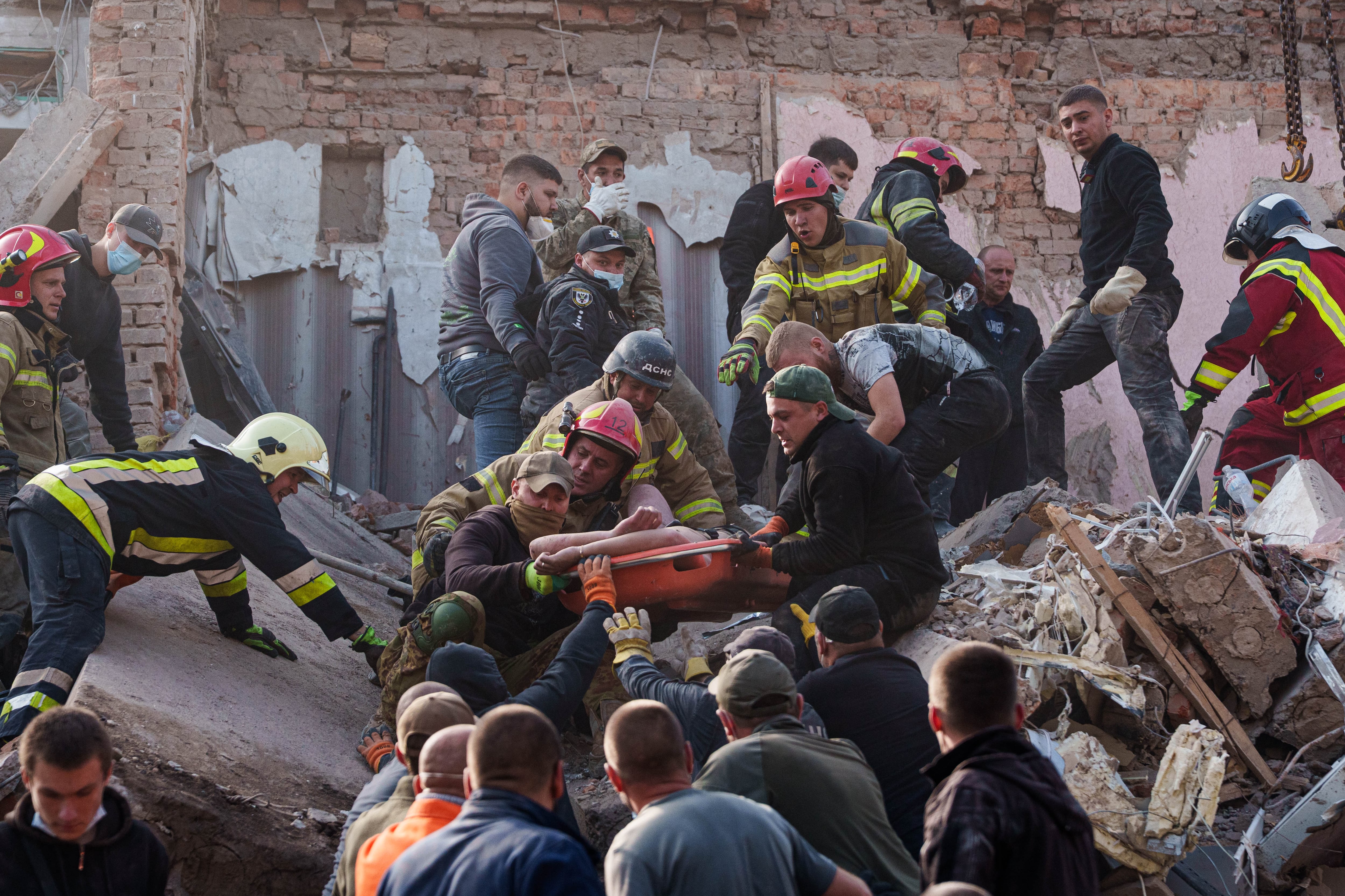 Russian strikes on Ukrainian cities kill at least 21 in a major attack that Kyiv saw coming