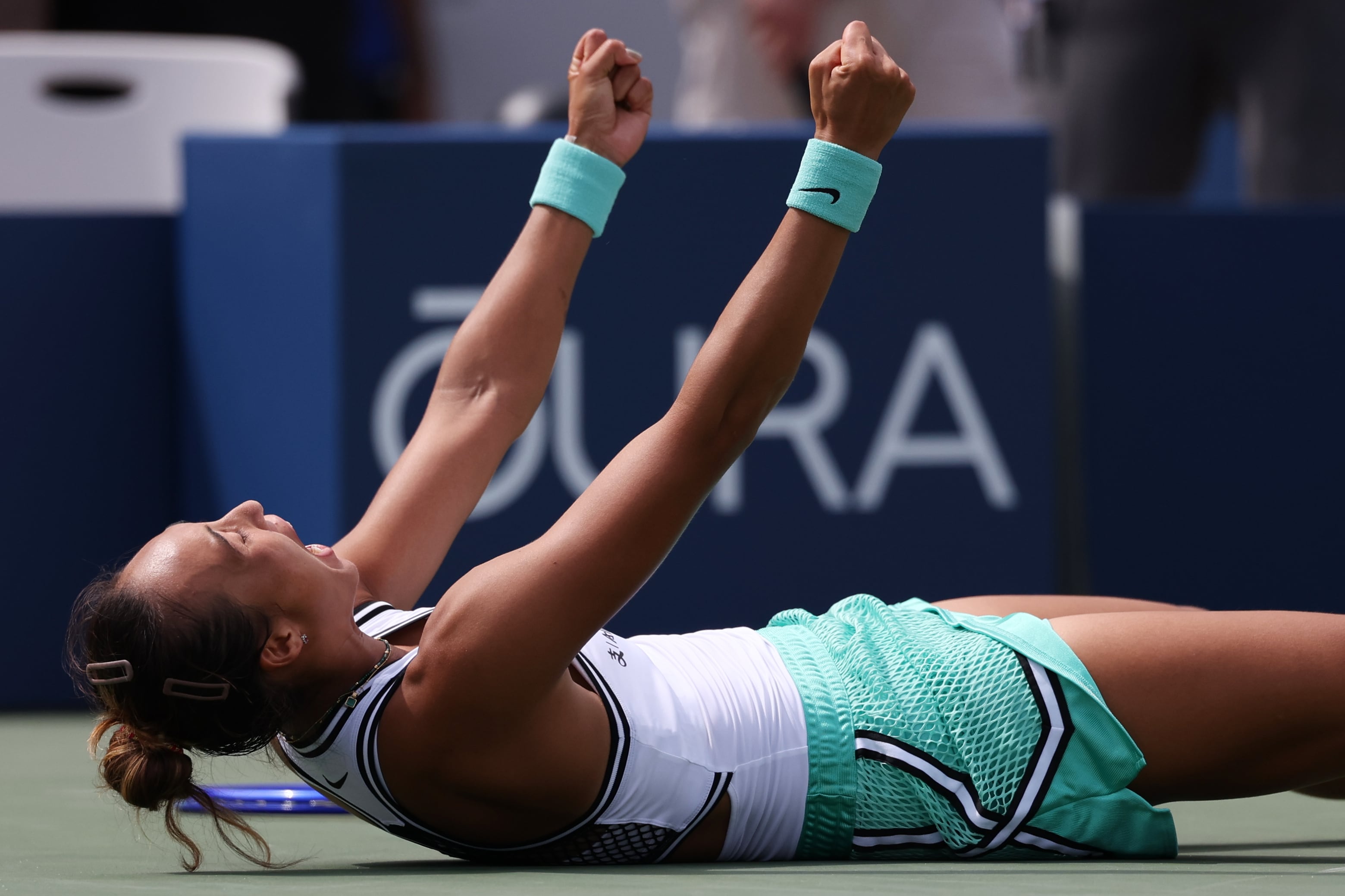 Zheng Qinwen stuns Madison Keys with a spectacular rally at the US Open and Anisimova also loses