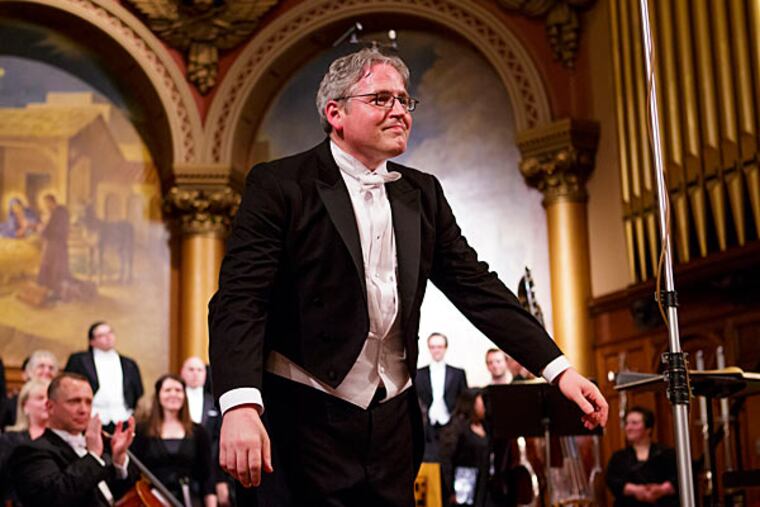 Conductor David Hayes bows at the conclusion his final concert after 23 years with the Philadelphia Singers at the Church of the Holy Trinity in Rittenhouse Square. ( JEFF FUSCO / For the Philadelphia Inquirer )