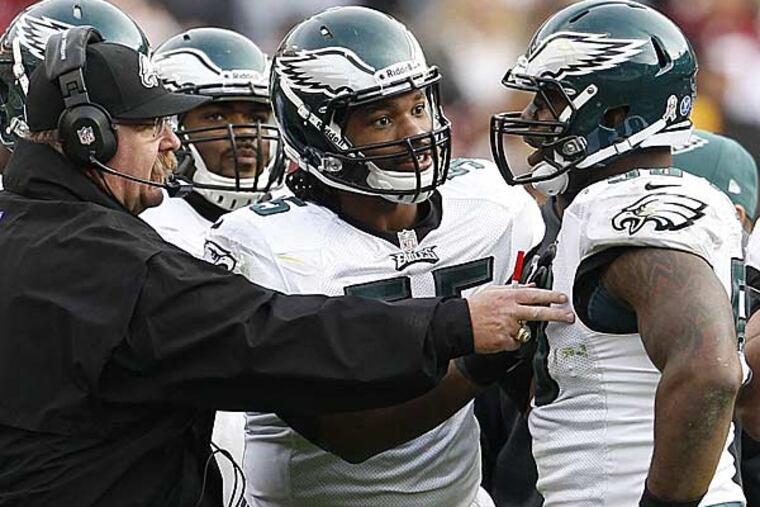 Eagles head coach Andy Reid and Daryl Tapp (center) talk to Trent
Cole during a time-out against the Redskins. (Ron Cortes/Staff Photographer)