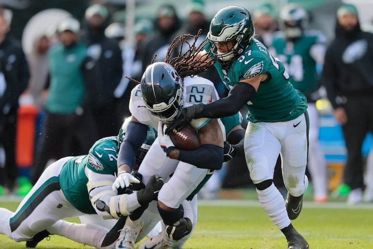 T.J. Edwards (right) and Linval Joseph stop Tennessee Titans running back Derrick Henry during the first quarter.