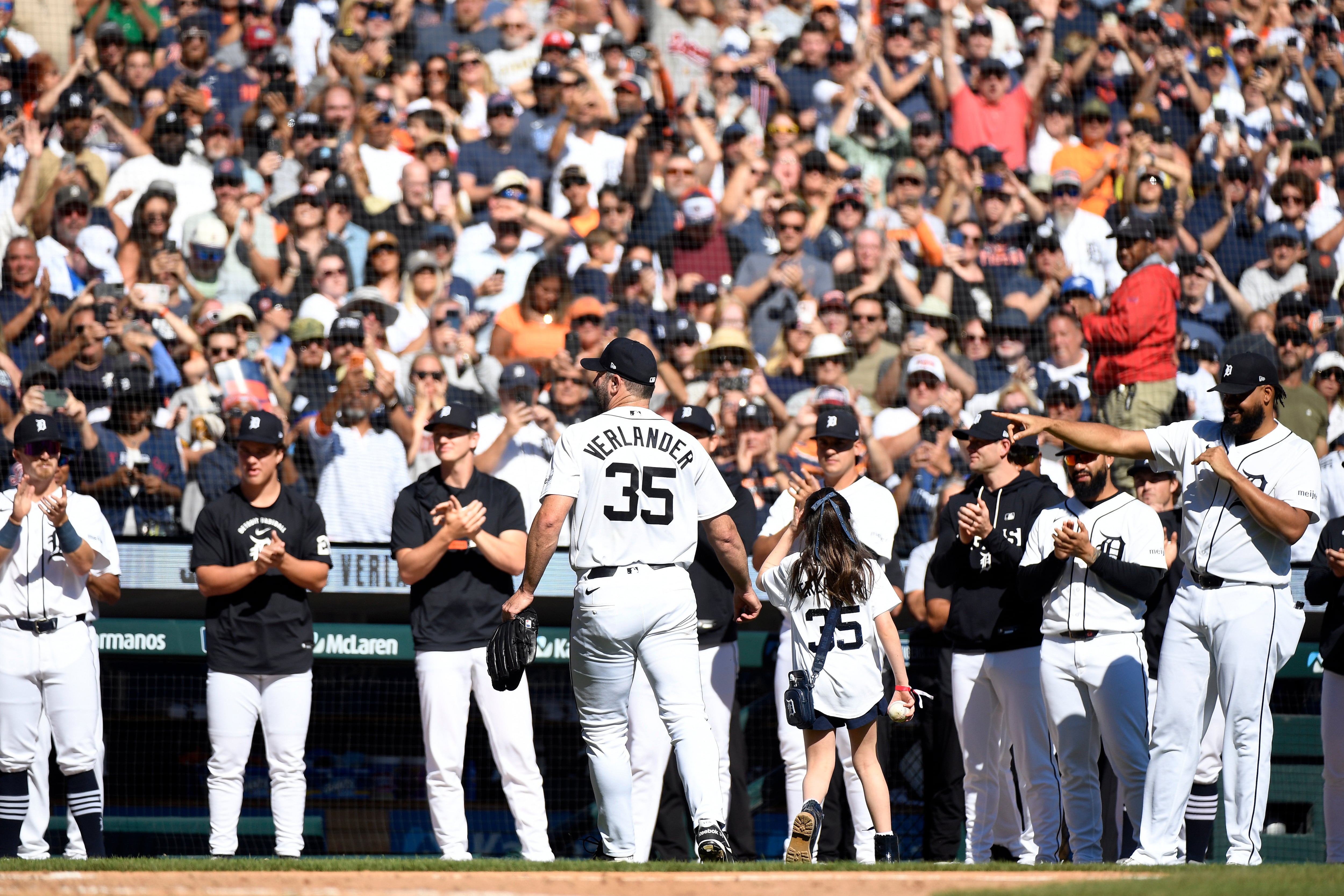 Justin Verlander makes teary farewell to 21-year career as Tigers rally to beat Pirates 4-3
