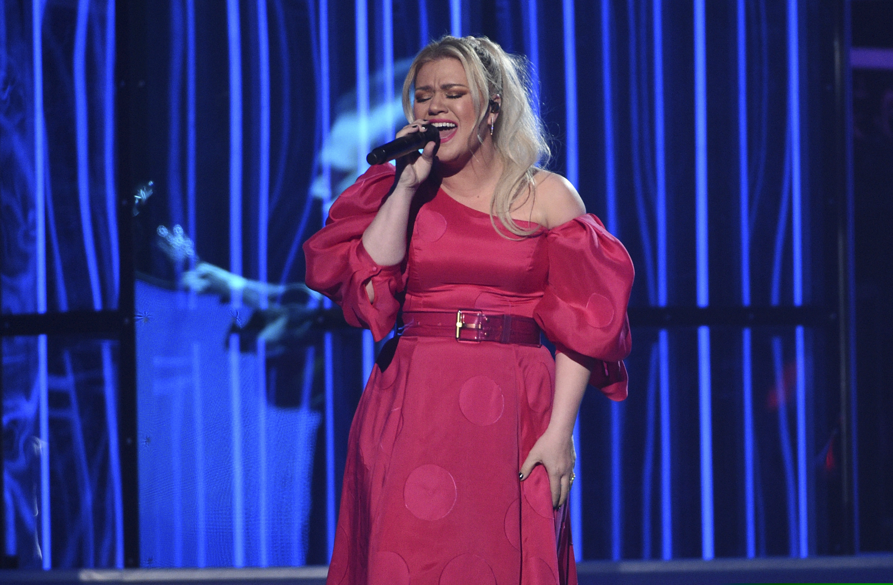 Kelly Clarkson performs "Broken & Beautiful" at the Billboard Music Awards.