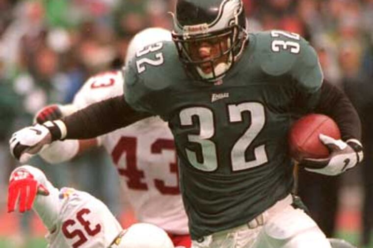 Ex-Eagle Ricky Watters, seen here playing for the Birds in 1995, and his wife Catherina adopted their second son. (Daily News File Photo)