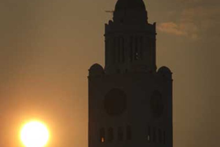 The temperature in Philadelphia hit 102 for the second straight day. Shown is the early morning sun rising against the Inquirer and Daily News building on Broad Street. (Alejandro A. Alvarez / Staff Photographer)
