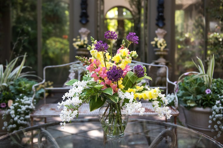 Part of the beauty of arranging flowers is getting to be creative. Expert florists encourage lots of experimentation, arranging the flowers by feel rather than copying others' work.