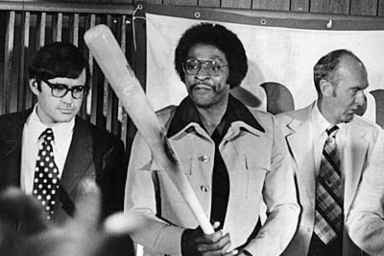 Ruly Carpenter stands with Dick Allen in this 1975 photo as Dick Allen comes back to the Phillies. (William Steinmetz / File Photo)