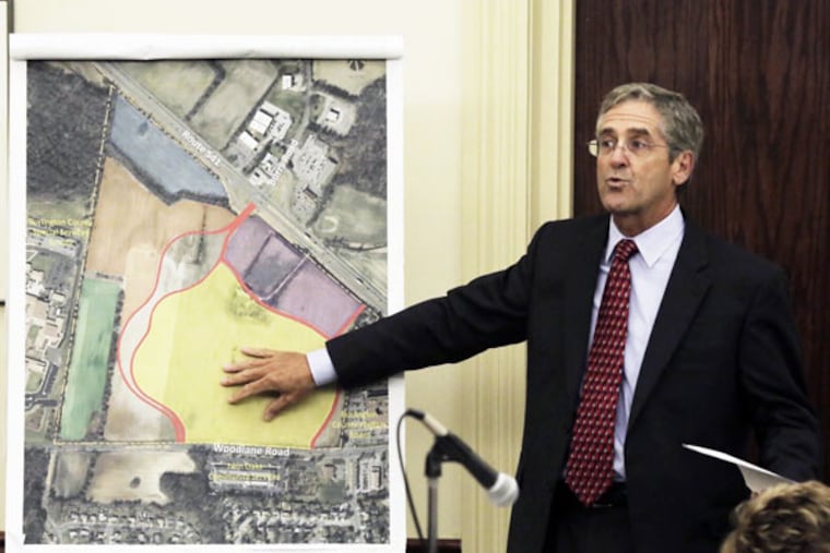 Virtua’s Bob Stoeckle talks up the 20-year plan, which would put a new hospital, rehab center,
hospice, and other medical buildings on a former farm. (ELIZABETH ROBERTSON/Staff Photographer)