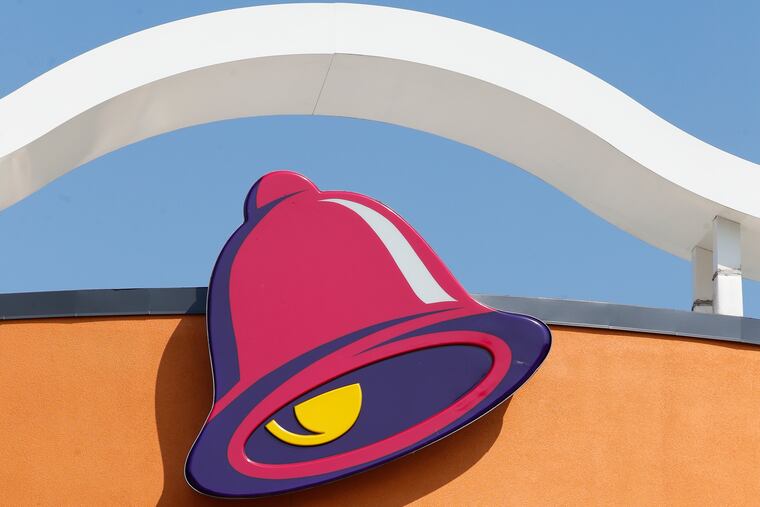 A sign outside a Taco Bell restaurant.