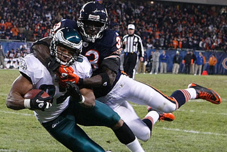Clay Harbor, who hasn't been much of a receiving threat, has been earning his check by protecting Michael Vick. (Ron Cortes/Staff Photographer)