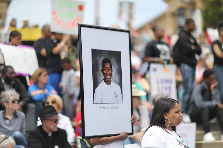 Hundreds #FillTheSteps Against Violence on the Art Museum step organized by Inquirer and Daily News columnist Helen Ubinas Monday June 11, 2018. DAVID SWANSON / Staff Photographer