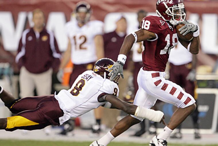 Temple's Rod Streater runs with the football past Central Michigan's Bobby Seay, Jr. during the first quarter. (Yong Kim / Staff Photographer)