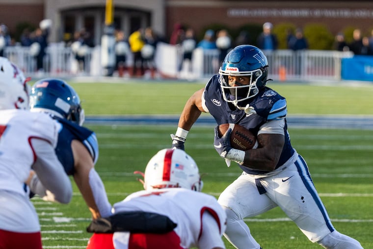 Villanova’s Isaiah Ragland (20) scores a touchdown against Sacred Heart on Saturday.