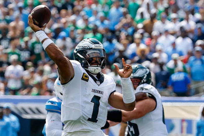 Thread Up Icon Eagles win 24-20 thriller over Titans in steamy Nashville, move to 2-0