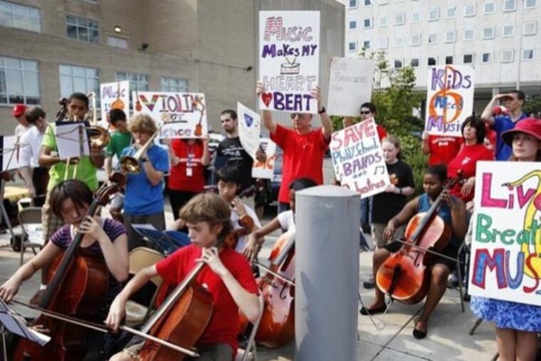 Students play their instruments in front of protesters at a rally outside the School District of Philadelphia headquarters on North Broad Street before a public meeting by the School Reform Commission. (MICHAEL S. WIRTZ / STAFF PHOTOGRAPHER)
