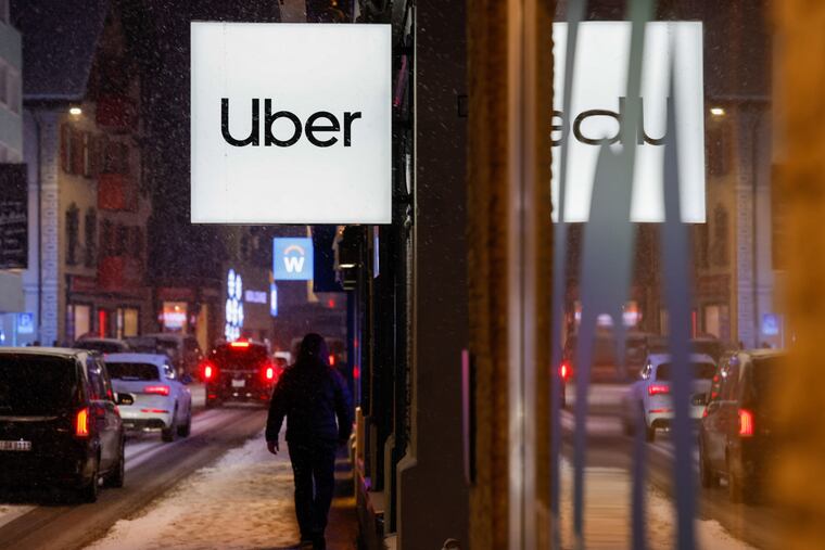 Uber reported revenue that beat analysts’ estimates, suggesting rising inflation hasn’t kept consumers from ordering more takeout or hailing a ride.