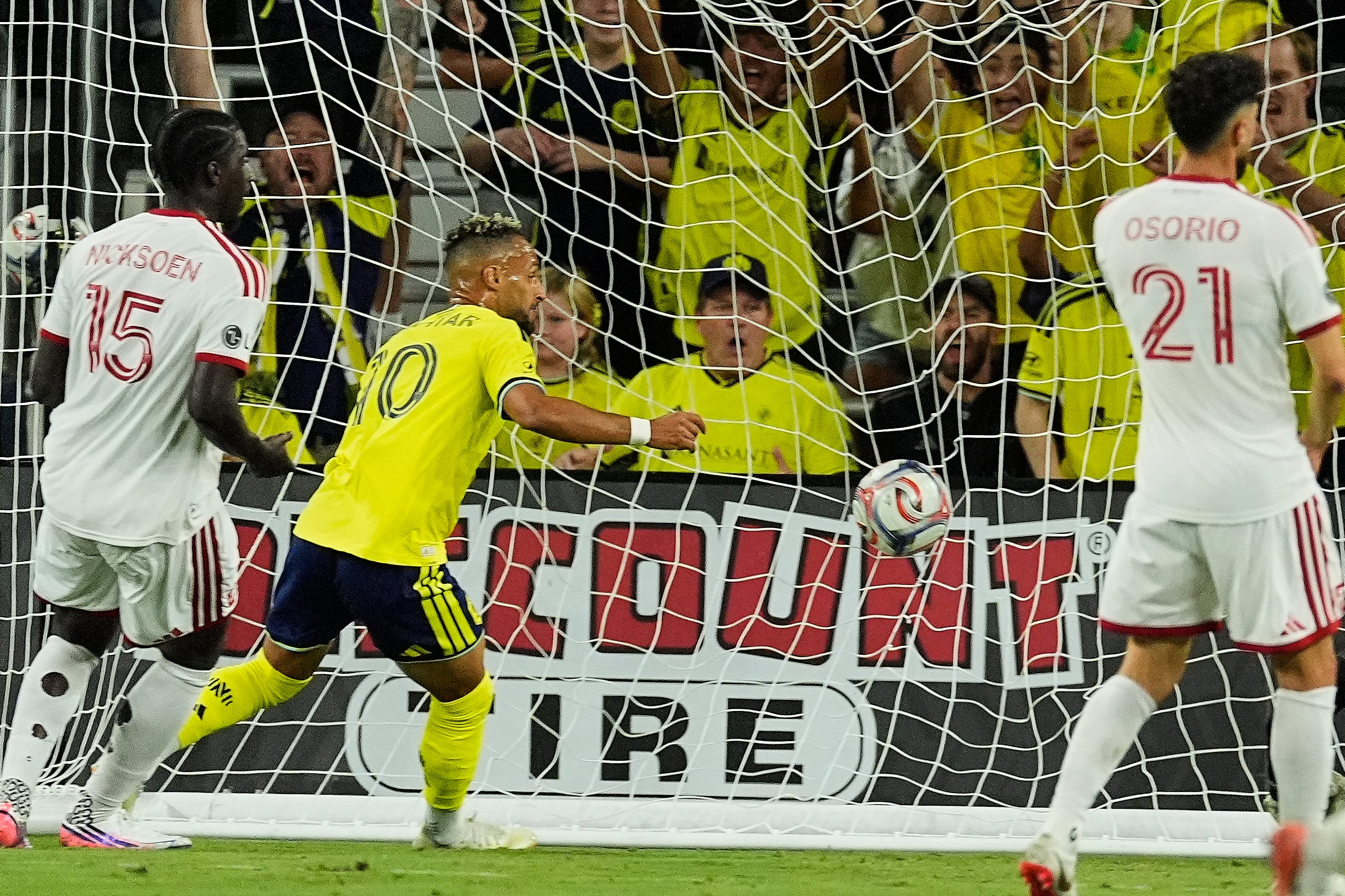Hany Mukhtar scores 2 goals, Nashville beats Toronto 2-0