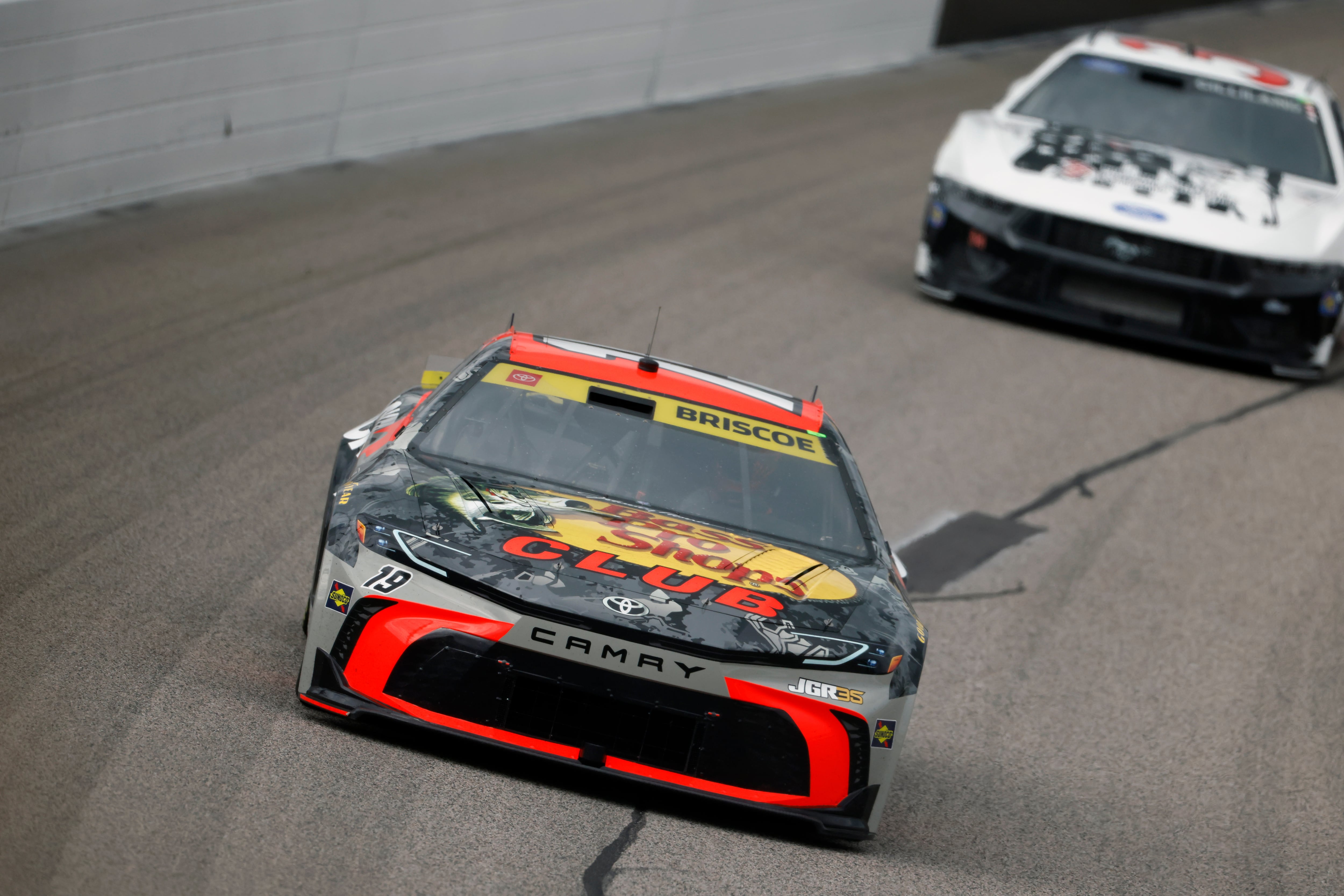 Kyle Larson passes Chase Briscoe with 7 laps left to win for the fourth time at Kansas Speedway