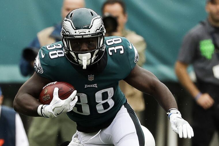 Kenjon Barner returns a first-quarter punt past Arizona’s Kareem Martin on Sunday.