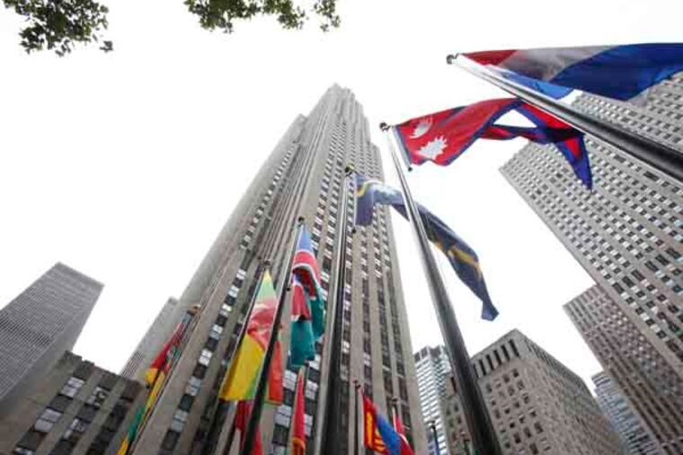 The iconic 30 Rock , home to Comcast's NBC Universal enterprises. Bob Fernandez writes about Comcast's 30 Rockefeller Plaza building and their $190-million project to renovate it top to bottom. ( ED HILLE / Staff Photographer)