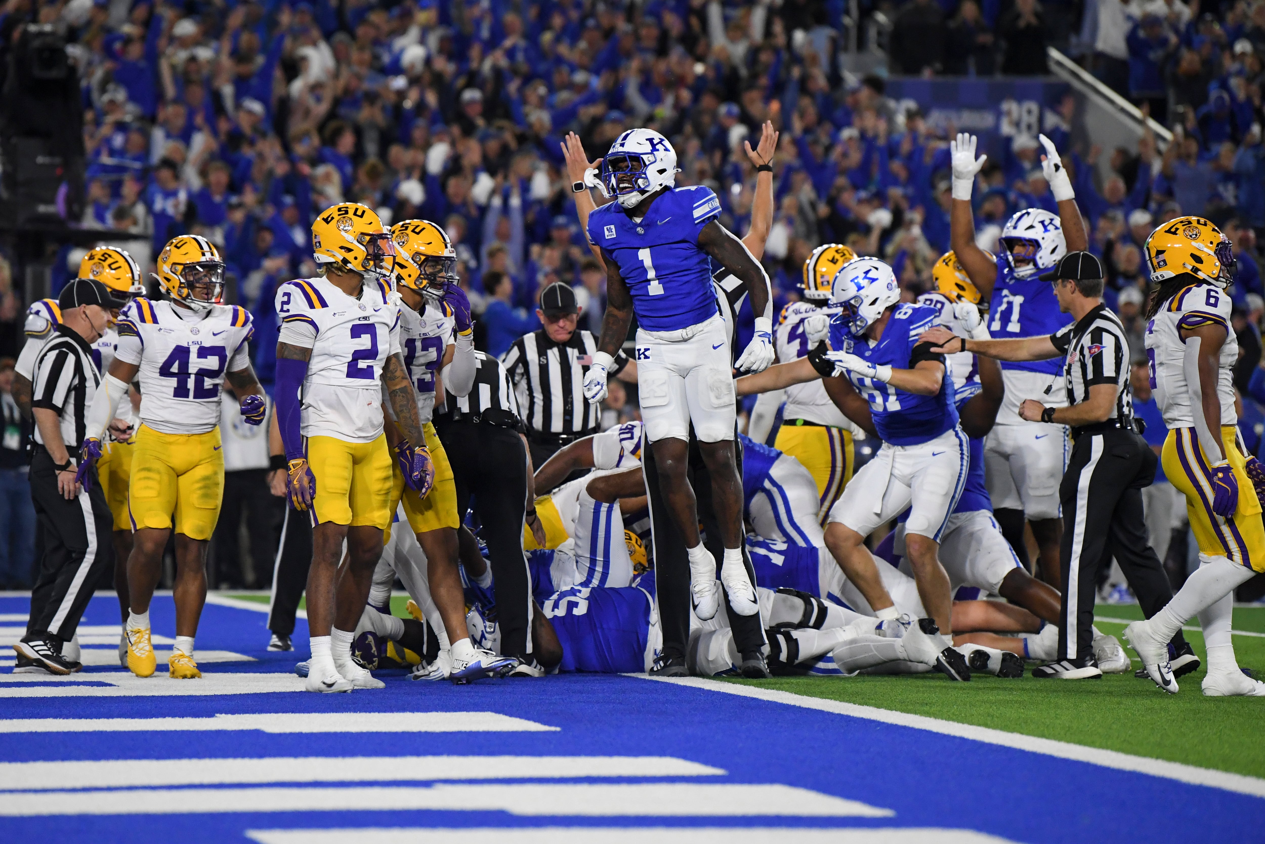 Kentucky QB Minchey scores 2-point conversion in overtime to beat No. 10 LSU 35-34