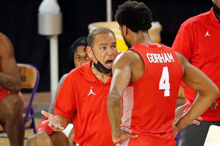 Houston head coach Kevin Sampson speaking with Houston's Justin Gorham (4) during the second half against East Carolina on Wednesday.