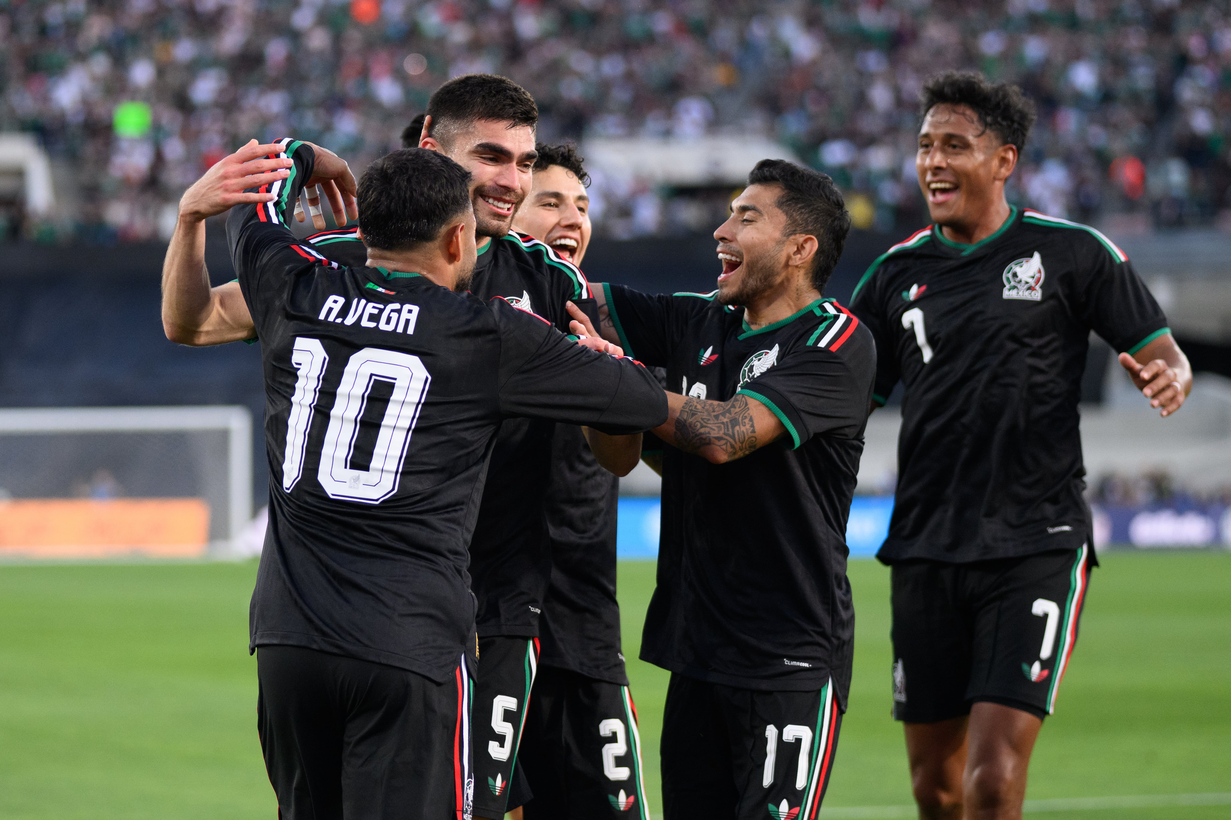 Vázquez’s first-half header lifts Mexico past Australia 1-0 in a World Cup warm-up