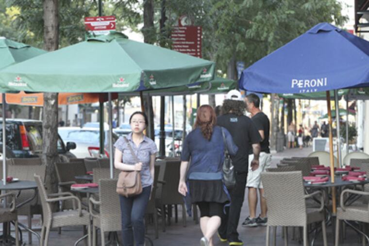 As at many other restaurants, the tables at Pizzicato (above), at Market and 3rd streets, dramatically reduce the portion of sidewalk available to pedestrians. (STEVEN M. FALK / STAFF PHOTOGRAPHER)