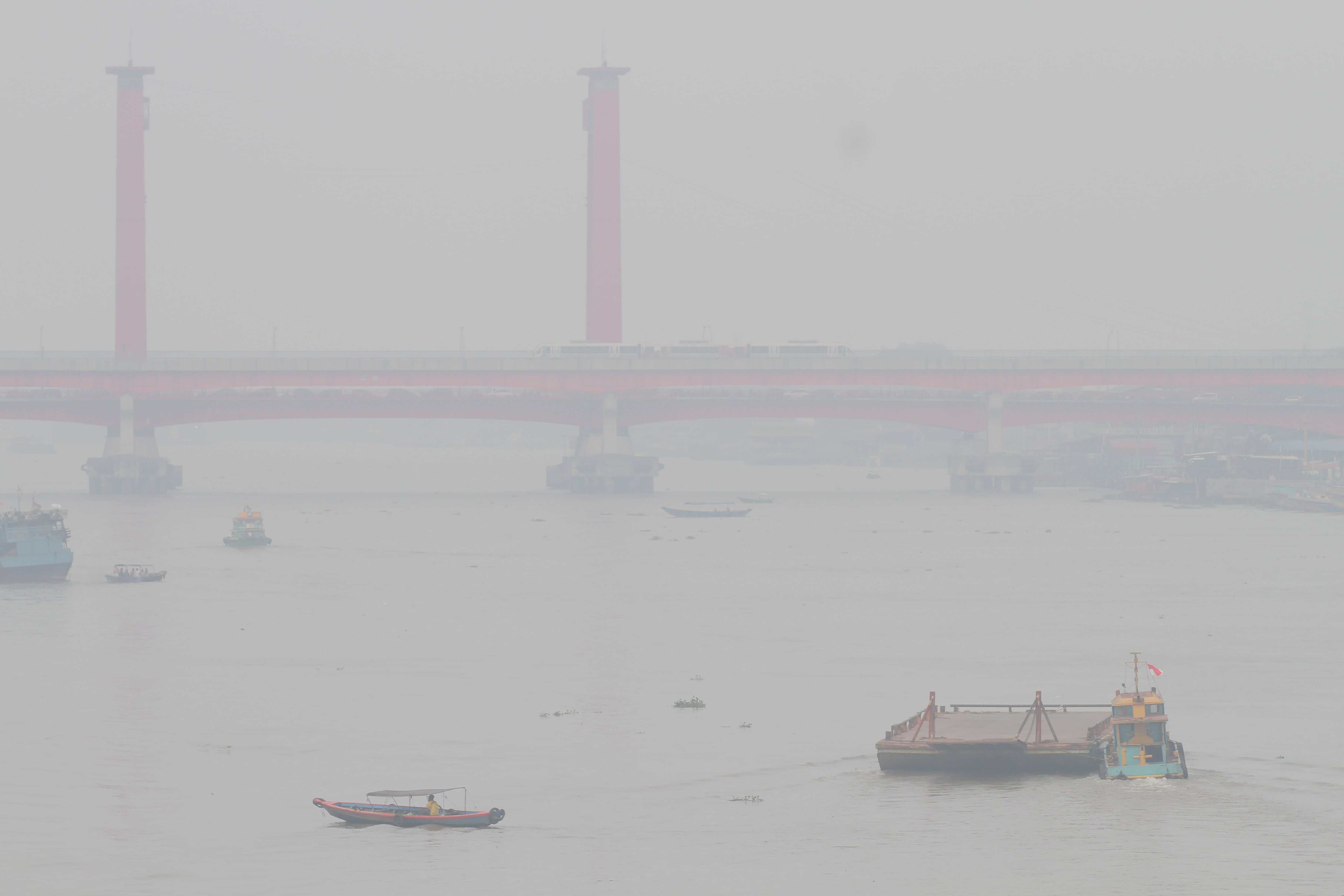 More schools close in Indonesia due to worsening haze from forest fires