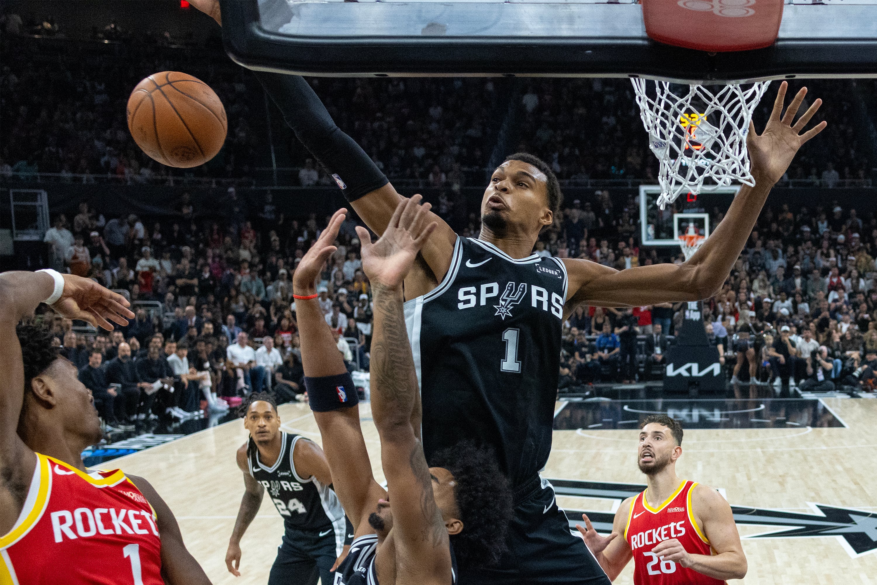 Amen Thompson blocks Wembanyama in final second as the Rockets beat the Spurs 114-110 in Austin