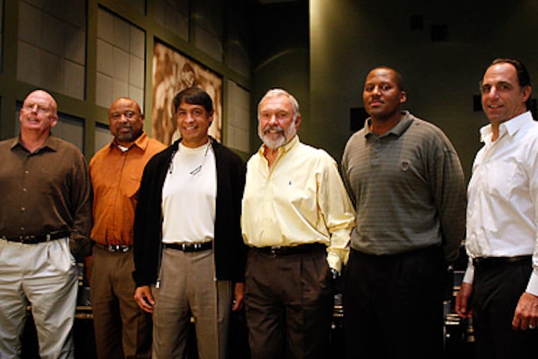 It's up to Howard Mudd (center) to get his new charges on the Eagles' offensive line to change. (David Maialetti/Staff file photo)