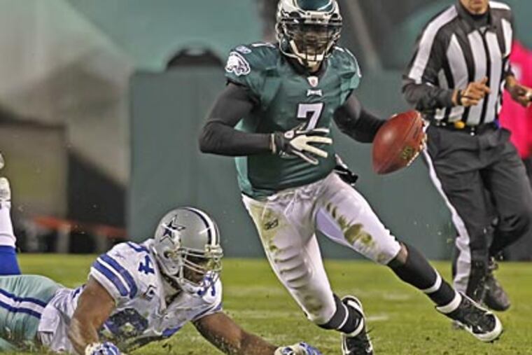 Eagles quarterback Michael Vick scrambles in the first half against the Cowboys. (Michael Bryant/Staff Photographer)