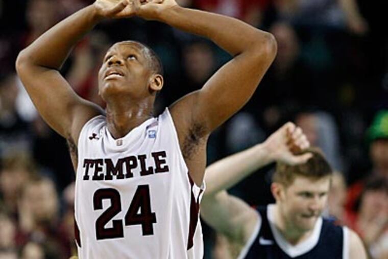 Lavoy Allen reacts in the closing seconds as Richmond's Dan Geriot celebrates Richmond's 58-54 victory. (Mel Evans/AP Photo)