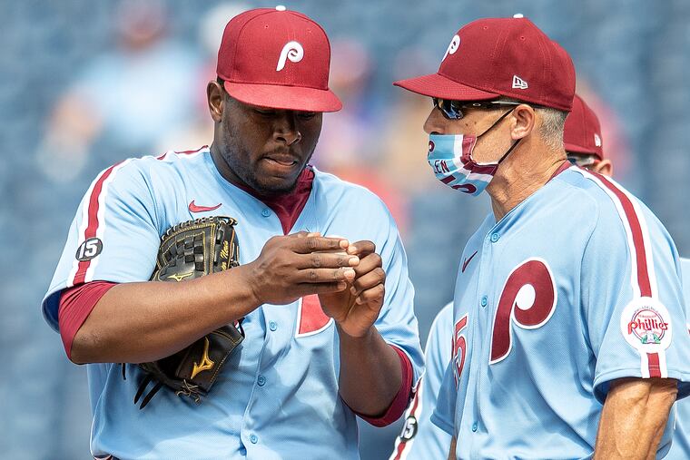 Phillies closer Héctor Neris talking to manager Joe Girardi during a June 11 game against the Atlanta Braves at Citizens Bank Park.