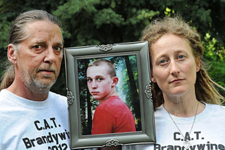 Joe and Corey Warfel with a photo of son Jerry, killed in a car crash last year. (SHARON GEKOSKI-KIMMEL / Staff)