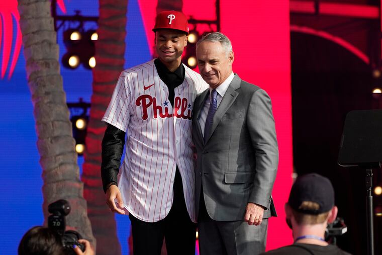 Phillies first-round pick Justin Crawford poses for photos with MLB commissioner Rob Manfred on Sunday.