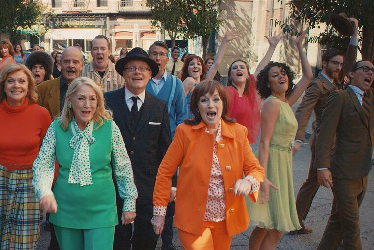 Steve Young and the cast of Bathtubs Over Broadway in Dava Whisenant’s documentary, BATHTUBS OVER BROADWAY
Credit : Cactus Flower Films / Focus Features.