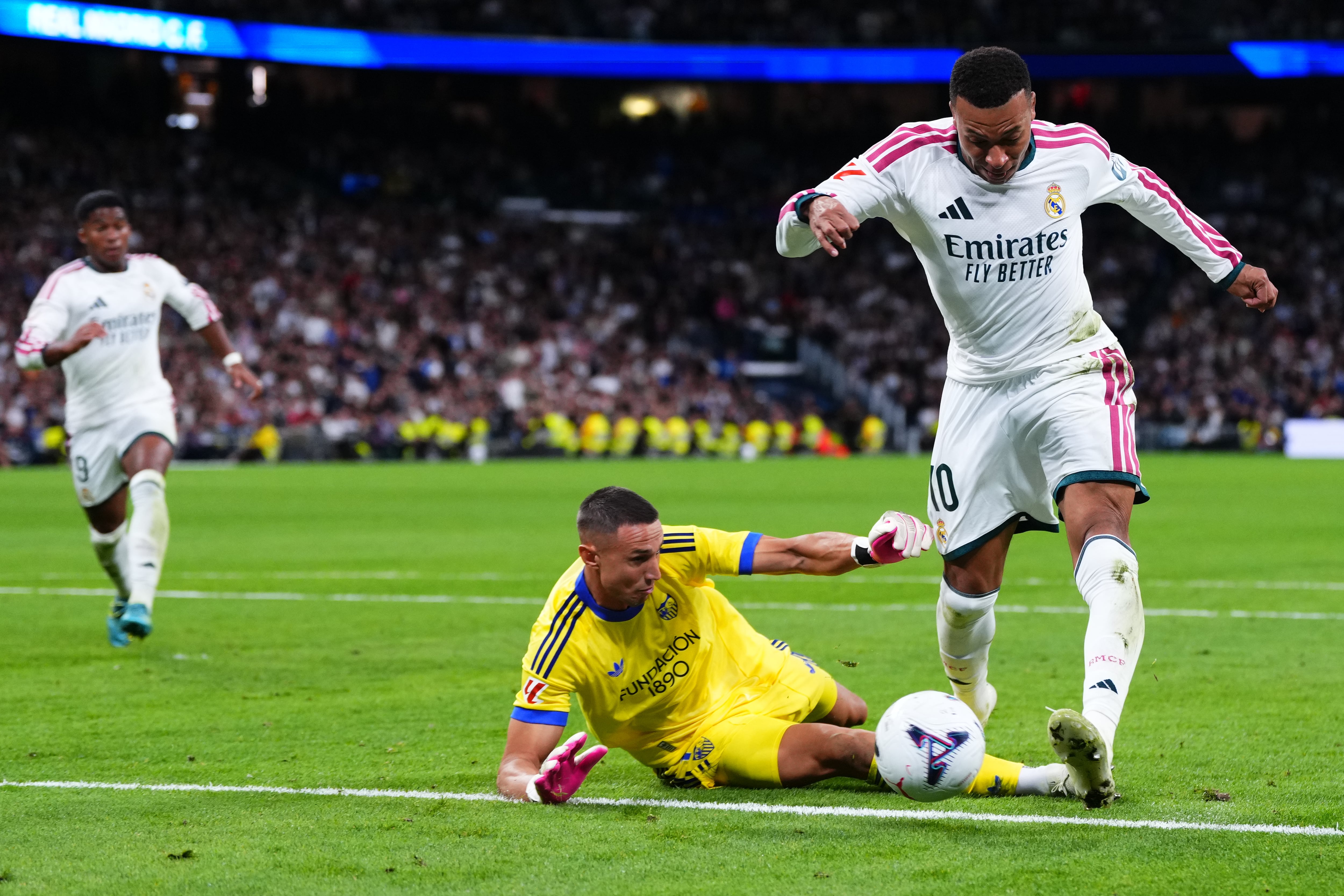 Mbappé stars as Madrid beats Sevilla 4-1, 50-meter goal in England, Freiburg's 1st Bundesliga loss