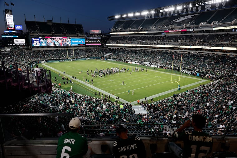 The Eagles announced a crowd of 45,000 at their only open public practice of training camp.