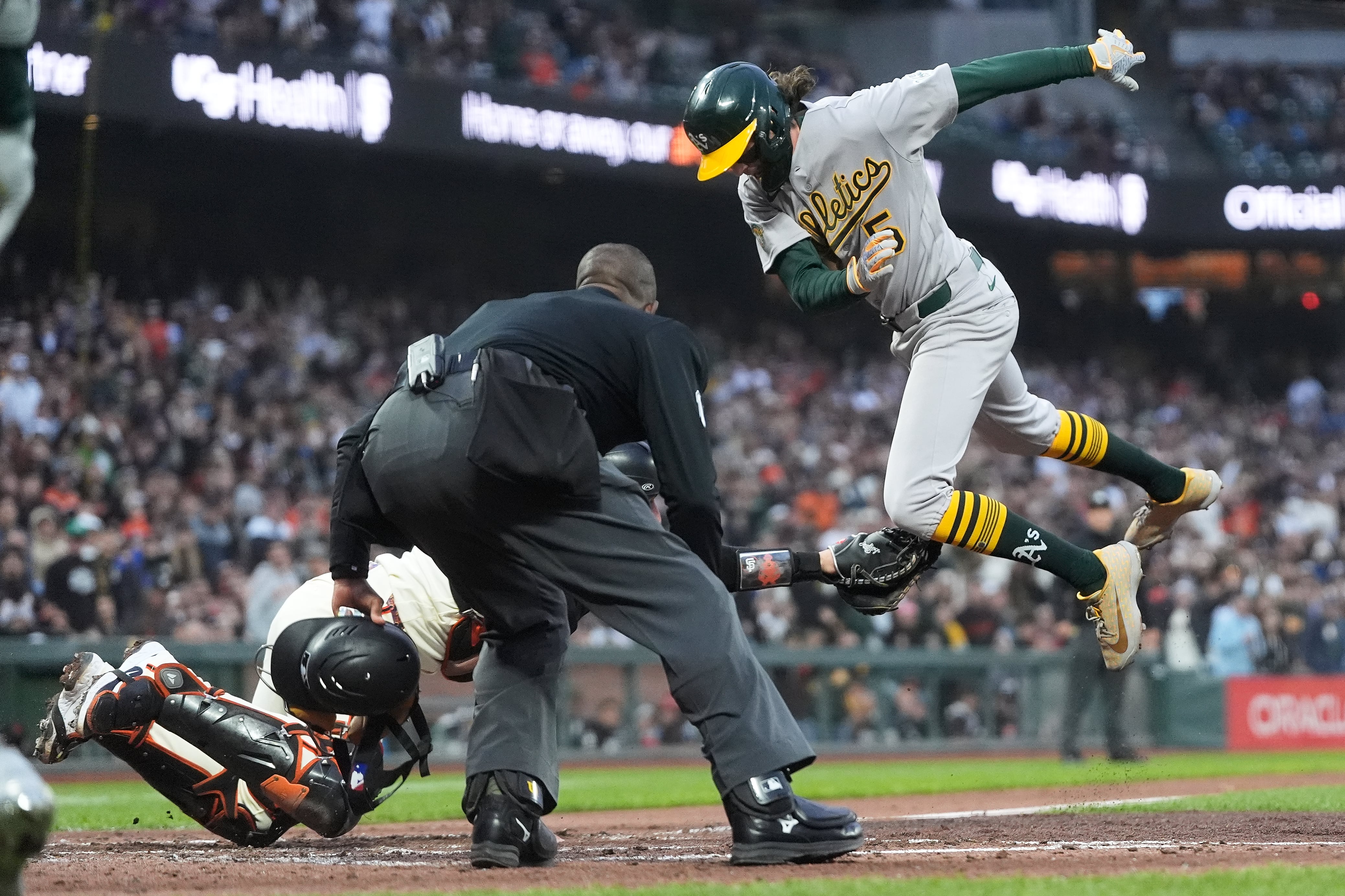 Devers, Bericoto homer in ninth inning, Giants rally past A's 2-1