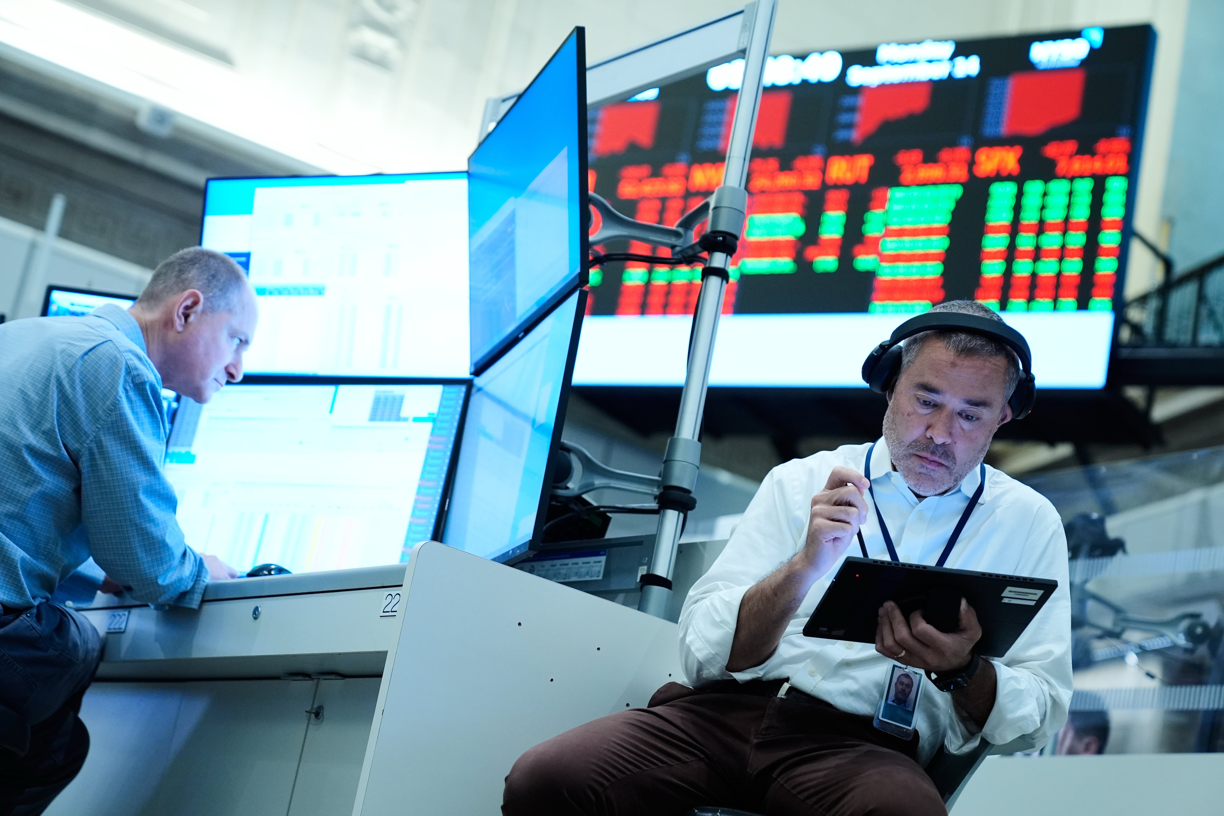 U.S. Stock Markets Hover Near Record Highs Amidst Stabilizing Oil Prices