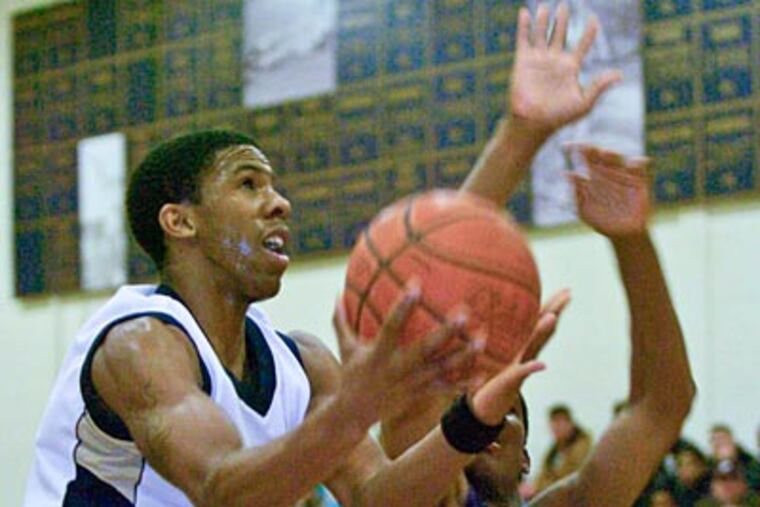 LaSalle's Eddie Mitchell goes up for a layup over Roman's Shafee
Taylor in the 3rd quarter. (Ron Tarver/Staff Photographer)