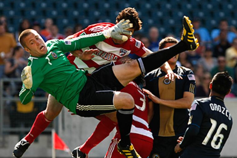 Union goalie Chris Seltz makes a save on a corner kick on Saturday at Lincoln Financial Field. (Ron Cortes / Staff Photographer)