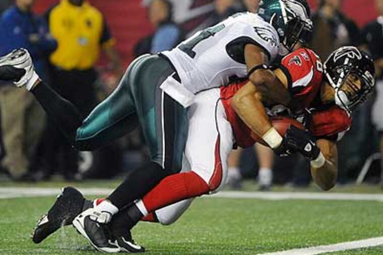 Tony Gonzalez scored two touchdowns in this game to help the Falcons beat the Eagles.