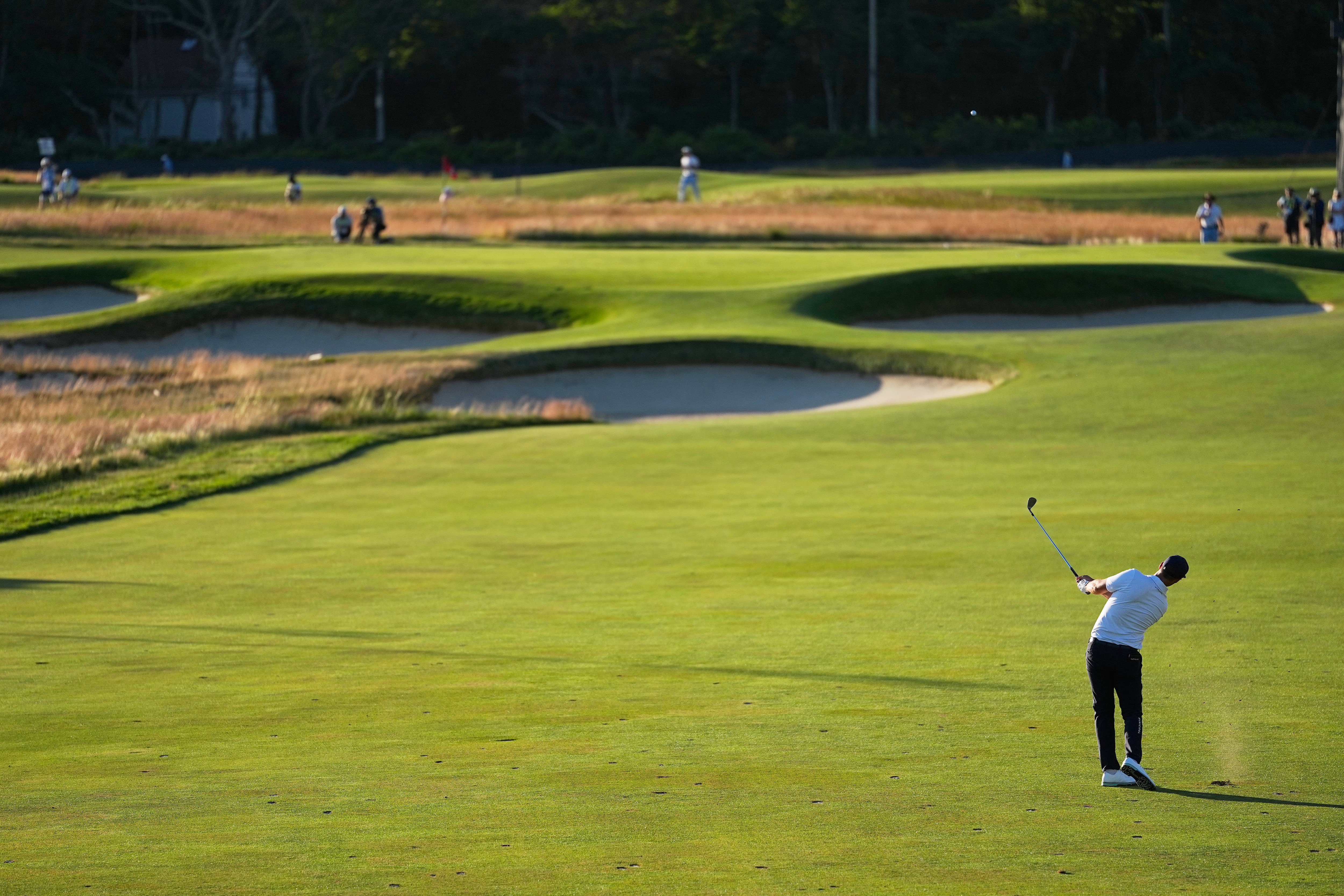 Clark builds commanding lead at U.S. Open; Scheffler pursues comeback at Shinnecock Hills