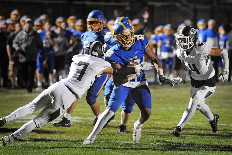 Springfield’s Ja’Den McKenzie (13) makes a catch on his way to scoring a touchdown with 30 seconds left in the second quarter.
