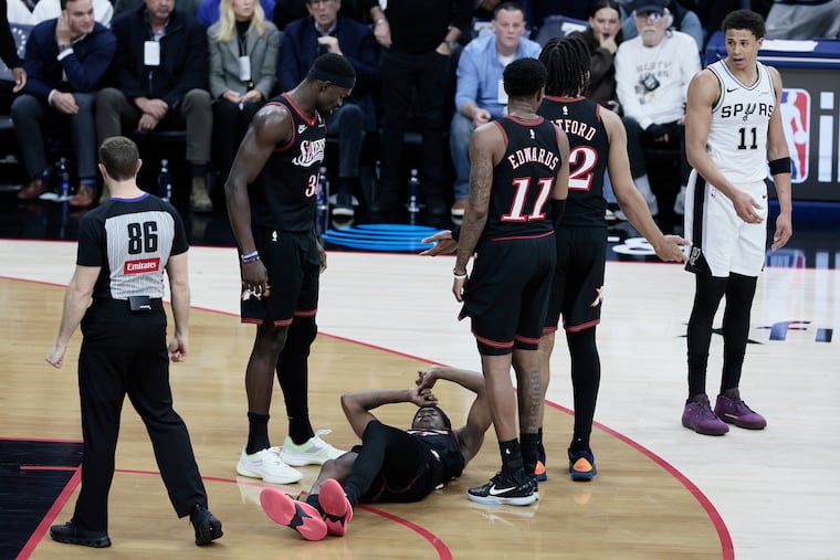 Sixers' VJ Edgecombe (center) left Tuesday's game with an injury after falling hard on his back during the second quarter.